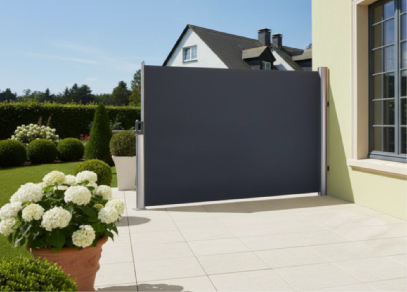 Separatore retrattile Aura Screen Clima Natura grigio scuro esteso su terrazzo moderno