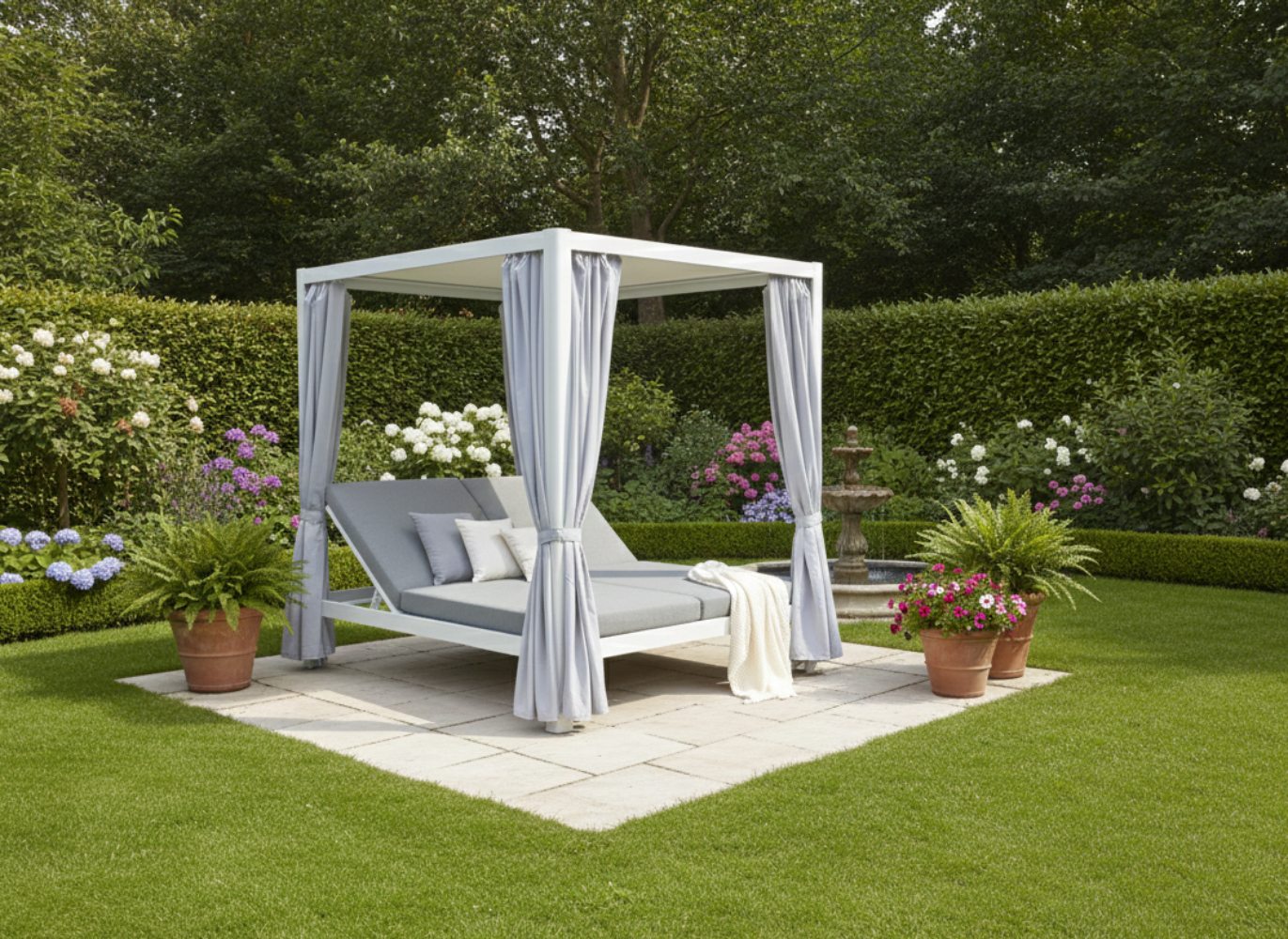 Vista frontale pergola letto Iridium Clima Natura in alluminio grigio con tende