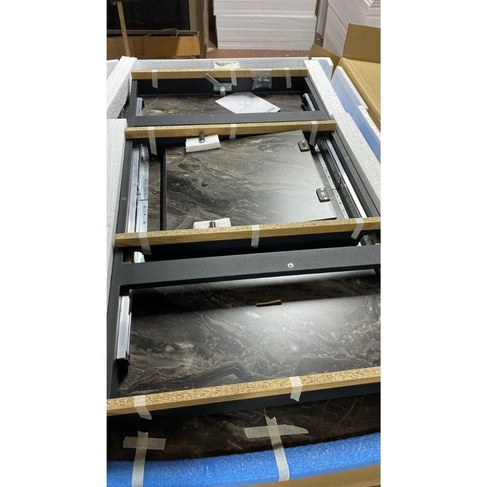 ego-arredo-tavolo-allungabile-filis-con-piano-effetto-marmo-arabesque-nero-lucido-e-gambe-in-metallo-nero